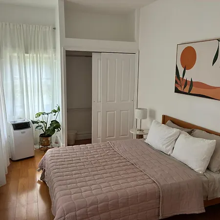 Sunny Private Room in Bed-Stuy